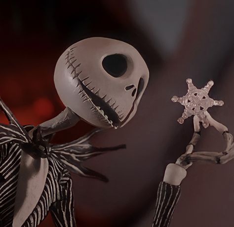 Jack Skellington holding a snowflake Jack Skellington Pfp, Corpse Bride Icons, Nightmare Before Christmas Pictures, Jack Y Sally, Nightmare Before Christmas Movie, Tim Burton Characters, Jack Skeleton, Tim Burton Style, Tim Burton Films