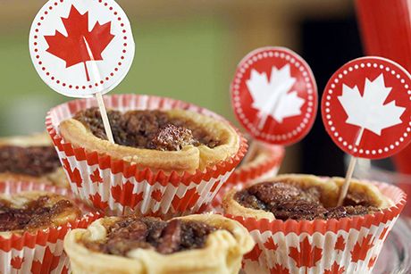 Can’t decide on which classic Canadian dish to serve for the nation’s 150th birthday? Make Anna Olson’s famous butter tarts for your Canada Day festivities! Canadian Butter Tarts, Nanaimo Bar Recipe, Canadian Dessert, Canada Day Party, Canadian Dishes, Anna Olson, Sweet Foods, Tart Filling, Butter Tarts