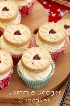 Jammie Dodger Cupcakes!! Delicious Vanilla & Jammy Cupcakes, topped with a Luscious Frosting, and a Jammie Dodger of course! Dodger Cupcakes, Biscuit Desserts, Janes Patisserie, Kids Treats, Tray Bake, Bake Recipes, Salty Cake, Baking Cupcakes, Savoury Cake