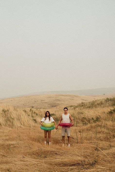 Non Traditional Couples Photoshoot | Oregon Wedding Photographer | When Austin and Sophia approached me for a couples session, I was like do you want to try something a little different? Come see more of these engagement photo artistic, eccentric photoshoot, non traditional engagement photos, and quirky engagement photoshoot. Book Madi for your unique Oregon photos or non traditional elopement at smokeandtheseaphotography.com Engagement Photo Unique, Crazy Couple Photoshoot, Engagement Photos Quirky, Engagement Photos Alternative, Quirky Couple Photos, Couples Photoshoot Silly, Funny Couples Photoshoot, Unique Engagement Photos Creative Fun, Couple Photoshoot Funky