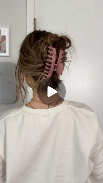 Karly Porter on Instagram: "this claw clip hack is one of my faves! Keeps it in place all day #hairbykarly   #reels #trending #viral #trendingreels #hair #hairtutorial #fy" Karly Porter Hair, Hairclip Hairstyles Medium Hair, How To Claw Clip Hair, How To Wear Claw Clips, Large Claw Clip Hairstyles, How To Clip Hair Up, How To Use A Claw Clip, Big Claw Clip Hairstyles, How To Pout