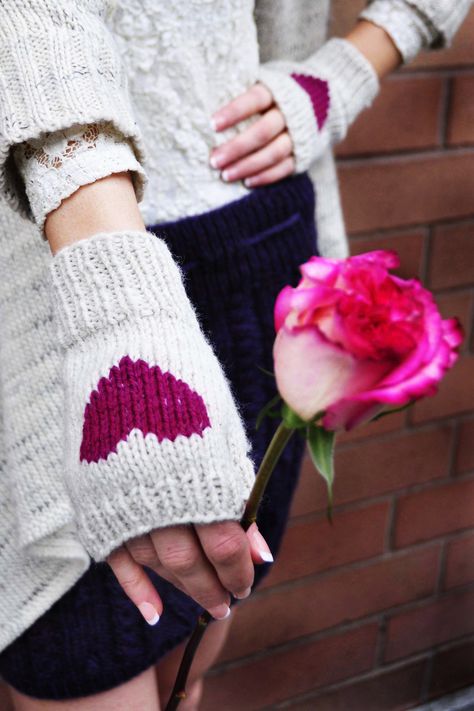 be my valentine fingerless gloves knitting pattern i heart you Corak Krusye, Projek Mengait, Fingerless Gloves Knitted Pattern, Knitted Mittens, Gloves Pattern, Fingerless Mitts, Knit Gloves, Crochet Fingerless Gloves, Crochet Simple