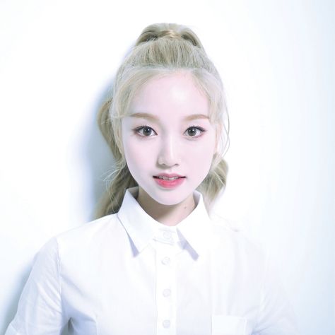 Image about kpop in loona by 𖠄 on We Heart It Gowon Loona, Tell Me Now, Icon Instagram, Chuu Loona, Yearbook Photos, Id Photo, Eye Circles, My Kind Of Woman, Picture Icon