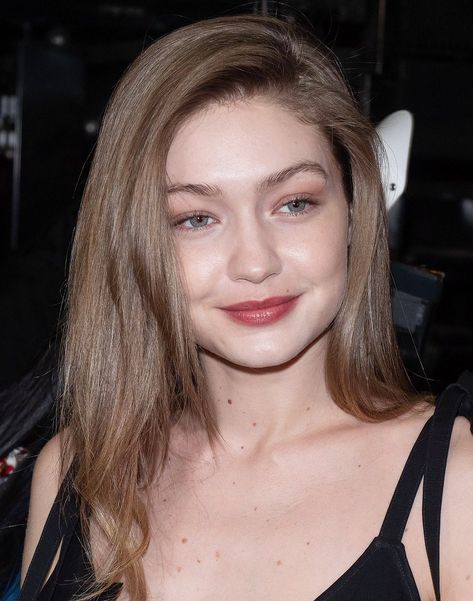 gigi hadid imagen en We Heart It Gigi Hadid Brown Hair, جيجي حديد, Gigi Hadid Beauty, Gigi Hadid Pictures, Natural Summer Makeup, Gigi Hadid Looks, Bella Gigi Hadid, Gigi Hadid Outfits, Honey Brown Hair