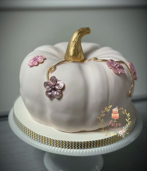 Chocolate Sculptures, Carved Pumpkin, Pumpkin Cake, White Pumpkins, Dad Birthday, Pumpkin Carving, Baby Pink, Cupcake Cakes, Sprinkles