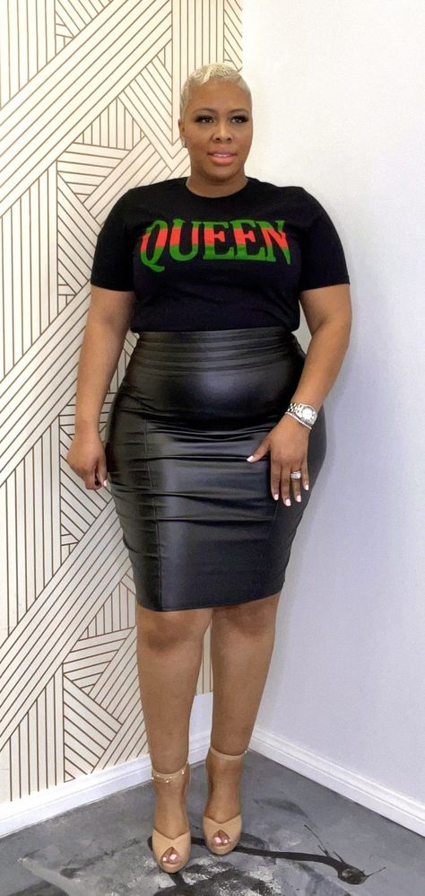 Plus Size Leather Skirt Outfit, Leather Pencil Skirt Outfit, Pencil Skirt Outfits Casual, Career Mom, Long Leather Skirt, Plus Size Shirt Dress, Black Leather Pencil Skirt, Leather Skirt Outfit, Faux Leather Pencil Skirt