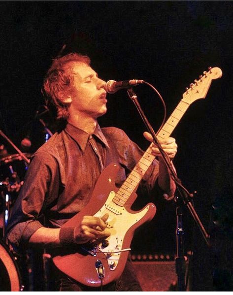 Mark Knopfler Wallpaper, Mark Knopfler 70s, Dire Straits Aesthetic, Dire Straits Wallpaper, Guitarist Wallpaper, Artists Aesthetic, Gary Moore, Tunnel Of Love, Mark Knopfler