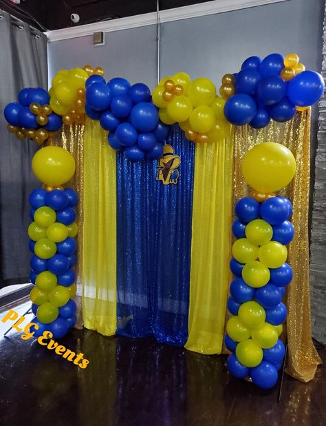 Yellow Party Decorations, Boys Graduation Party, Picture Booth, Graduation Party Photo Booth, Alice In Wonderland Props, Homecoming Decorations, Diy Crafts For School, Trunk Party, Graduation Photo Booth