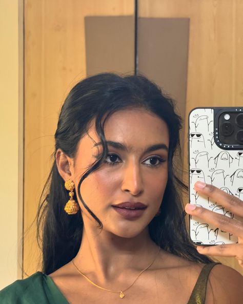 Mirror selfies on and off Phone cover: @toclosetofficial South Asian Makeup Natural, Indian Baddie Makeup, Desi Makeup Looks, Rida Tharana, Indian Baddie, Lap Wallpaper, Desi Makeup, Brown Lipstick Shades, Fake Pfp