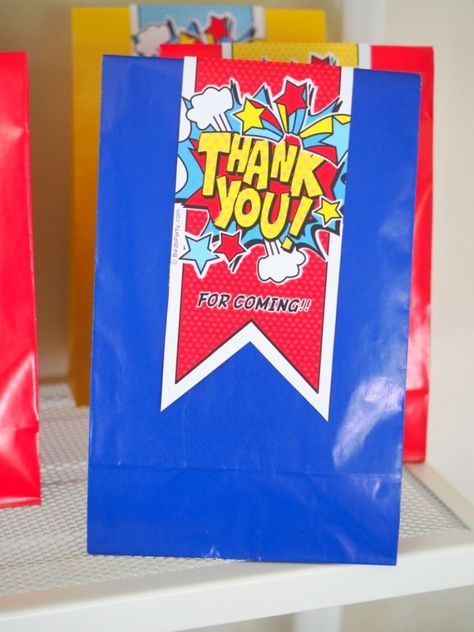 Superhero Birthday Party Ideas - via BirdsParty.com Superhero Goody Bags, Superhero Goody Bag Ideas, Diy Decorations Party, Dc Superhero Girls Party, Superhero Party Bags, Superhero Birthday Party Ideas, Superhero Party Games, Superman Birthday Party, Birthday Party Goodie Bags