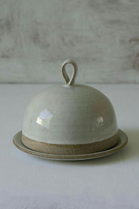 Round Butter Dish, Wheel Pottery Ideas, Diy Keramik, Pottery Butter Dish, Butter Keeper, Handmade Ceramics Pottery, Rustic Pottery, Slab Pottery, Pottery Dishes