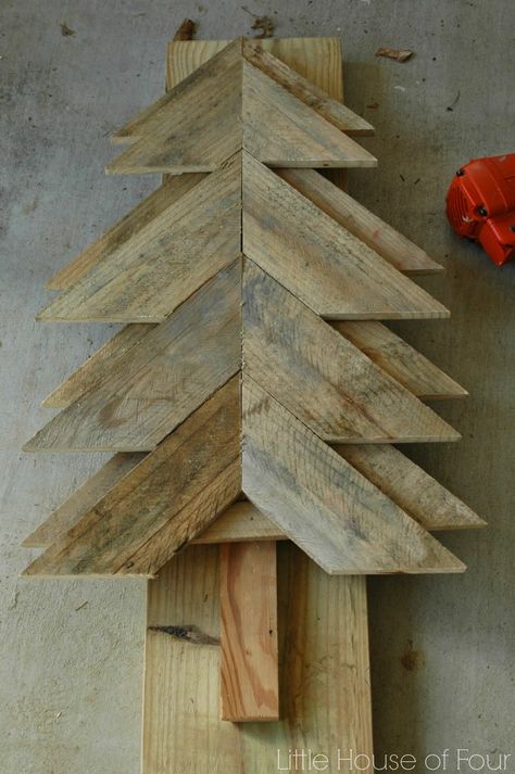 DIY Rustic Pallet Tree Rustic Christmas Diy, Pallet Wood Christmas Tree, Pallet Wood Christmas, Old Wood Projects, Pallet Tree, Pallet Christmas Tree, Barn Wood Projects, Pallet Christmas, Farmhouse Christmas Tree