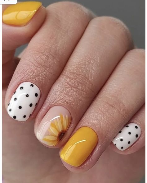 Short Pop Art Nails Designs, Pop Nails Designs, Vibrant Short Nails, Short Nail Yellow, Short Nails Sunflower, Pretty Gel Nails Summer, White Nails With Sunflower Design, Trendy Nails Gel Summer, Short Cute Summer Nails