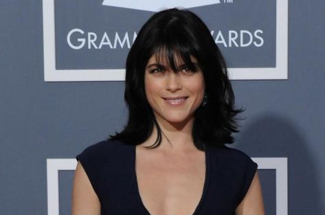 Selma Blair clarified on Twitter after saying friend and "The Sweetest Thing" co-star Cameron Diaz has quit acting. 2011 Red Carpet, Jessica Szohr, Grammys Red Carpet, New Hair Do, Selma Blair, Curl Styles, Midlength Haircuts, Mid Length Hair, Haircuts With Bangs