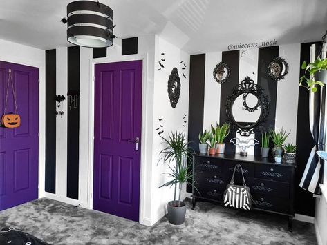 Black Themed Bedroom, Room Ideas Pastel, Baddie Room Ideas, Baddie Room, Room Decor Small, Gothic Decor Bedroom, Gothic Room, Gothic Bedroom, Pastel Room Decor