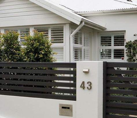 Horizontal Topper on Stucco Stucco Fence Wall, Stucco Fence, Pagar Modern, Fence Design Ideas, Yard Privacy, Gate Wall Design, Modern Gate, Modern Fence Design, House Fence Design