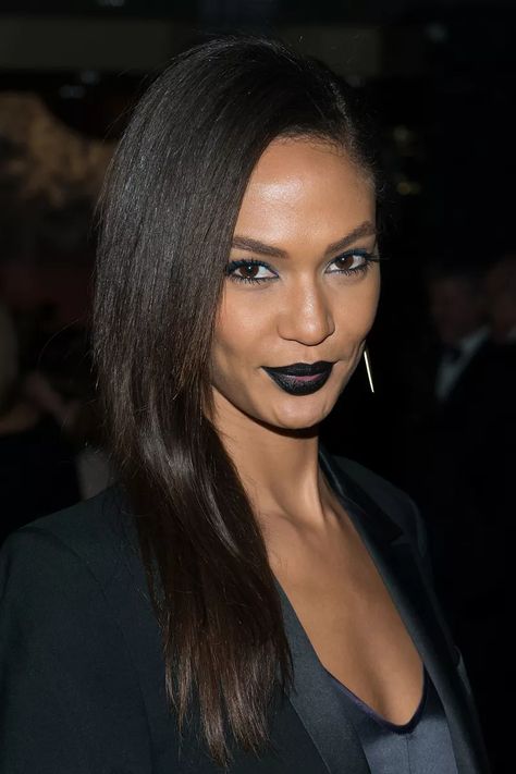 joan smalls Black Lipstick Look, Black Lipstick Makeup, Celebrity Eyebrows, Dark Skin Models, Cute Eyeshadow Looks, Bold Lip Color, Dark Lipstick, Black Lipstick, Joan Smalls