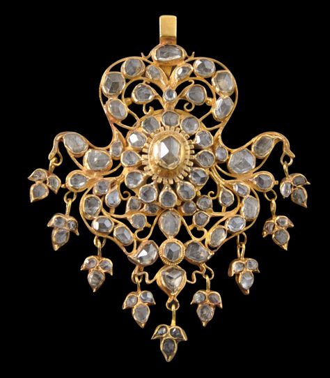 Thai Courtly Gold Pendant set with Diamonds - Michael Backman Ltd Gold Pendant Set, Antique Pendant, March 2023, Ethnic Jewelry, Rose Cut Diamond, Star Pendant, Pendant Set, European Fashion, Rose Cut