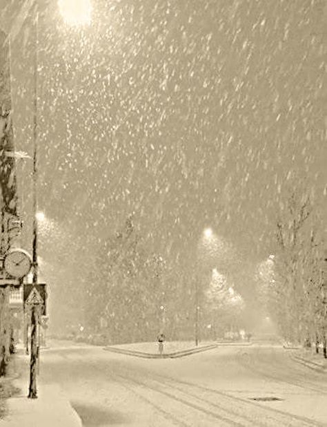 I loved nights like this so quiet and peaceful watching the snow falling cars passing bye without much noise this is my childhood Winters Tafereel, I Love Snow, Winter Schnee, Winter Szenen, Winter Love, Winter Magic, Winter Scenery, Winter Beauty, Snow Scenes