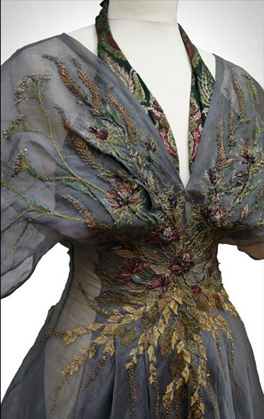 Michele Carragher, Ellaria Sand, Costume Embroidery, Got Costumes, Game Of Thrones Costumes, Flower Costume, Mode Retro, Floaty Dress, Moda Vintage