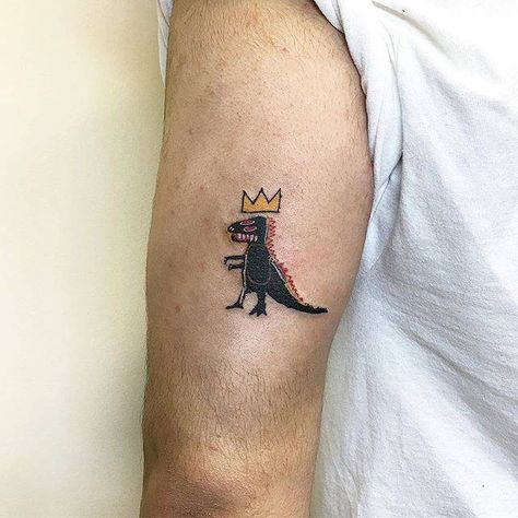 Basquiat T-Rex tattoo. Ken Tattoo, Basquiat Tattoo, T Rex Tattoo, Tricep Tattoos, Dinosaur Tattoo, Tato Minimal, Favorite Tattoos, Man Tattoo, Dinosaur Tattoos