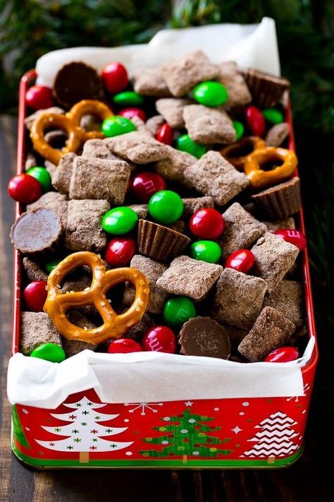 Christmas Snacks Reindeer, Christmas Cookies For A Crowd, Easy Christmas Treats For Gifts Simple, Holiday Chex Mix Christmas, Houre Derves, Christmas Party Giveaway Ideas, Christmas Chex Mix Recipes Holidays, Christmas Trail Mix Recipes, Holiday Trail Mix Recipes