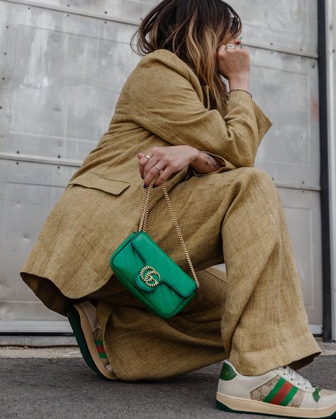 Green Bags Outfits, Gucci Marmont Mini Outfit, Gucci Marmont Super Mini Outfit, Gucci Screener Sneaker Outfit, Gucci Marmont Outfit, Gucci Bag Outfit Street Styles, Gucci Super Mini Marmont, Satchel Outfit, Gucci Sneakers Outfit