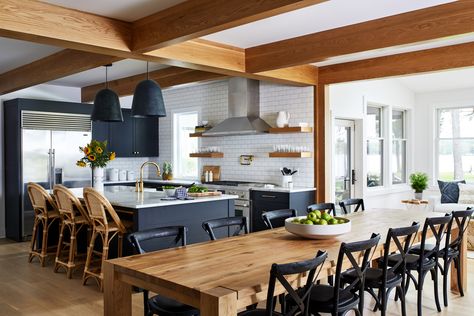 Its all about the beams in this open kitchen and dining room Open Concept Kitchen Dining Living Room, Open Kitchen Dining Room, Open Kitchen And Living Room, Kitchen Dining Living Room, Warm Kitchen, Home Design Magazines, Open Dining Room, Open Concept Living Room, Timeless Kitchen