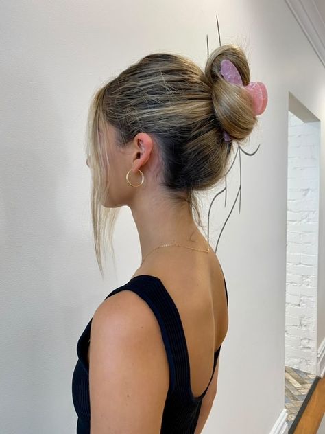 Feelin’ like a 90s babe with the Mermade Claw Clip in tortoise shell pink. The alligator claw hold is made with 100% acetate and designed with smooth edges so it won’t rip or damage hair. Use when prepping hair, or opt for a casual-cool style or even a more formal feature for the ultimate it-girl statement. Rachel Green would approve. Skincare Ritual, Medium Hair Color, Extra Long Hair, Damage Hair, Long Hair Color, Shell Pink, Work Hairstyles, Hair Claw Clip, Brunette To Blonde