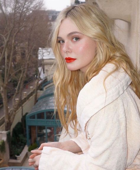 Elle Fanning Hair, Elle Fanning Style, Fanning Sisters, Dakota And Elle Fanning, Bios Para Instagram, Long Blonde, Long Blonde Hair, Elle Fanning, Pale Skin