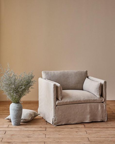 Linen Lounge Chair, England Farmhouse, New England Farmhouse, Farmhouse Inspiration, Jasmine Rice, Antique Inspiration, House Room, Farmhouse Design, Ranch House