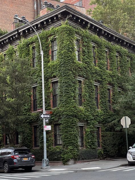 Ivy covered building in New York City New York Townhouse, Apartment View, The Creeper, New York Homes, Annie Leibovitz, Greenwich Village, Private Property, Residential Real Estate, West Village