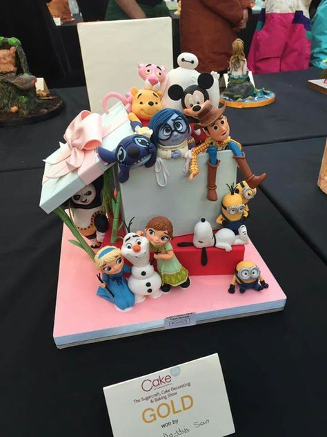 So beautiful and well done! Cartoon characters  cake!! Kue Disney, Cake Pinterest, Artist Cake, Disney Desserts, Disney Birthday Cakes, Cake Artist, Character Cakes, Crazy Cakes, Disney Cakes