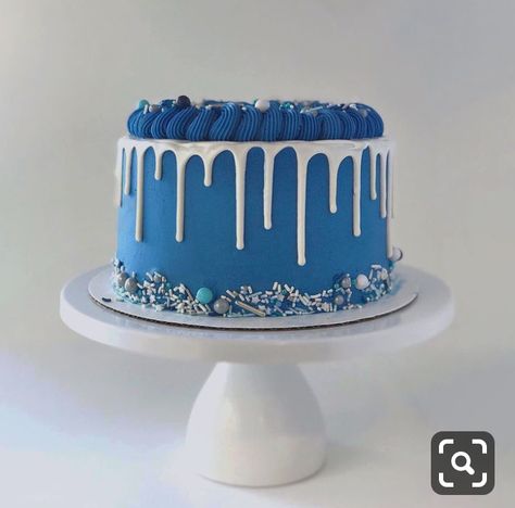 Bolo Drip Cake, Blue And White Cake, Blue Birthday Cakes, Anniversaire Diy, White Cake Recipe, Magic Cake, Salty Cake, Blue Cakes, Wedding Cake Stands