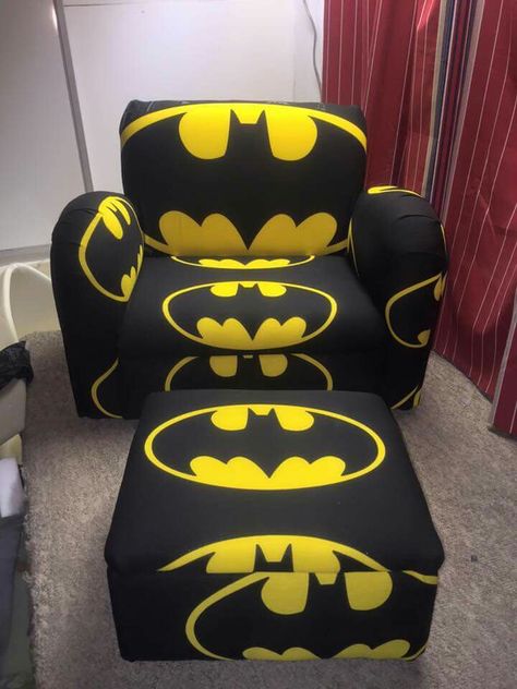 This is definitely going in my future movie room!!! ❤❤ Batman Pasta, Batman Chair, Batman Themed Bedroom, Batman Furniture, Batman Room Decor, Themed Bedroom Ideas, Diy Batman, Batman Bedroom, Batman Diy