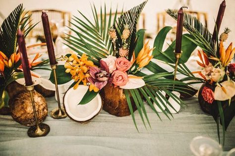 Wedding By The Sea, Tropical Wedding Theme, Beach Wedding Decorations Reception, Tropical Wedding Decor, Tropical Beach Wedding, Fiesta Tropical, Wedding Table Flowers, Hawaiian Wedding, Tropical Theme