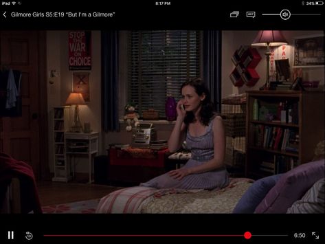 Rory's sophomore (junior?) dorm Rory Gilmore Dorm Room, Rory Gilmore Dorm, Rory Gilmore Bedroom, Rory Gilmore Room, Yale Dorm, Rory Room, Gilmore Core, Apartment 2023, Rory Gilmore