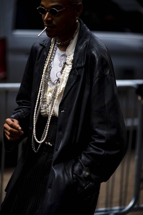 London Fashion Week 2023, Ropa Hip Hop, London Fashion Week Mens, London Fashion Week Street Style, Long Black Coat, Karl Marx, Layered Fashion, Double Denim, Best Street Style