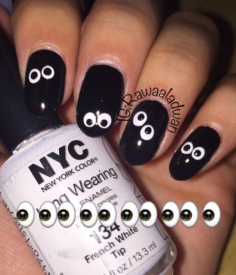 Goggly eyes cute for Halloween Halloween Googly Eye Nails, Halloween Nails Eyes, Nails With Eyes, Halloween Nail Art Tutorial, Spooky Eyes, Eye Nail Art, Cute Halloween Nails, Simple Acrylic, Halloween Eyes