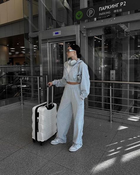 Sweat Set Outfits, Airport Outfit Summer, Crop Hoodies, Cute College Outfits, Airplane Outfits, Sweatsuit Set, Sweat Set, Sweatpants Set, Tracksuit Set