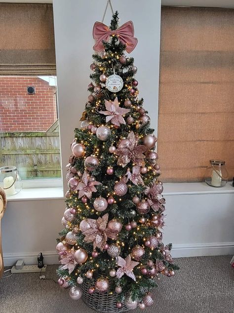 Christmas Tree Gold And Pink, Christmas Tree Pink And White, Silver And Pink Christmas Tree, Pink Gold Christmas Tree, Christmas Tree With Pink Decorations, White And Pink Christmas Tree Ideas, Rose Gold Tree, Christmas Tree Ideas Pink, Green And Pink Christmas Tree