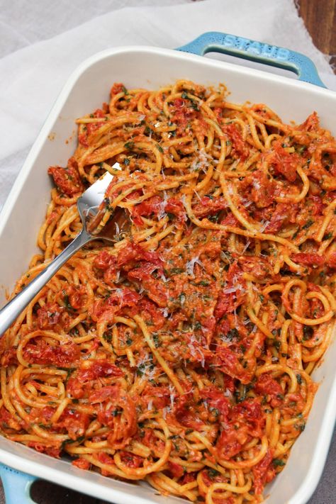 An easy and delicious sun dried tomato basil spaghetti bake recipe that you can make in just one pan in about 35 minutes! Sun Dried Tomato Spaghetti, Spaghetti Bake Recipe, Tomato Basil Spaghetti, Basil Spaghetti, Bake Pasta, Food Spaghetti, Spaghetti Bake, Month April, Gnocchi Recipes