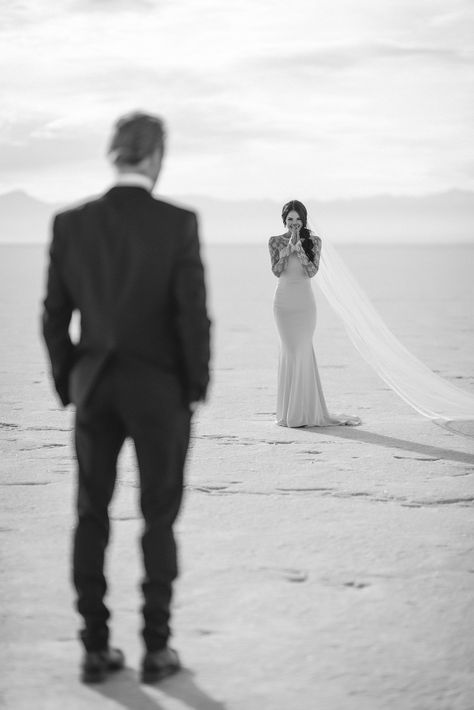 Bride's First Look Couple Moments, Bride And Groom Photo, Wedding Photography Bride, Beach Wedding Photography, Beach Wedding Photos, Beach Wedding Decorations, Groom Photo, Wedding Photography Poses, Pre Wedding Photoshoot