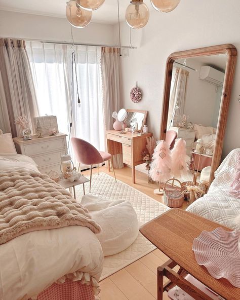 Pink And Gold Room Aesthetic, Cute Bedroom Ideas Pink, Boho Glam Room, Pink Teen Bedroom, Cottage Couture, Preppy Teen Bedroom, Pink Teen Bedrooms, Bedroom Decor Teen, Teen Rooms