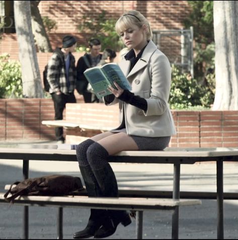 Marvel Gwen Stacy, Emma Stone Outfit, Emma Stone Gwen Stacy, Spiderman Outfit, The Amazing Spider Man, Amazing Spider Man, Gwen Stacy, Nerd Girl, Woman Reading