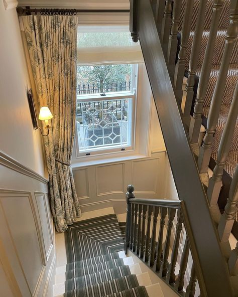 London guide blog post is up on nicolabathie.com 🇬🇧 Stay, eat, shop & see! Stairwell Landing Decor, Stairway Landing Decor, Stairway Landing, Landing Decor, Nicola Bathie Mclaughlin, Nicola Bathie, Entryway Stairs, Stairs Window, Staircase Landing