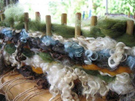 Fabric Loom, Tovad Ull, Fleece Crafts, Potholder Loom, Hantverk Diy, Tapestry Loom, Artisan Yarn, Loom Craft, Peg Loom