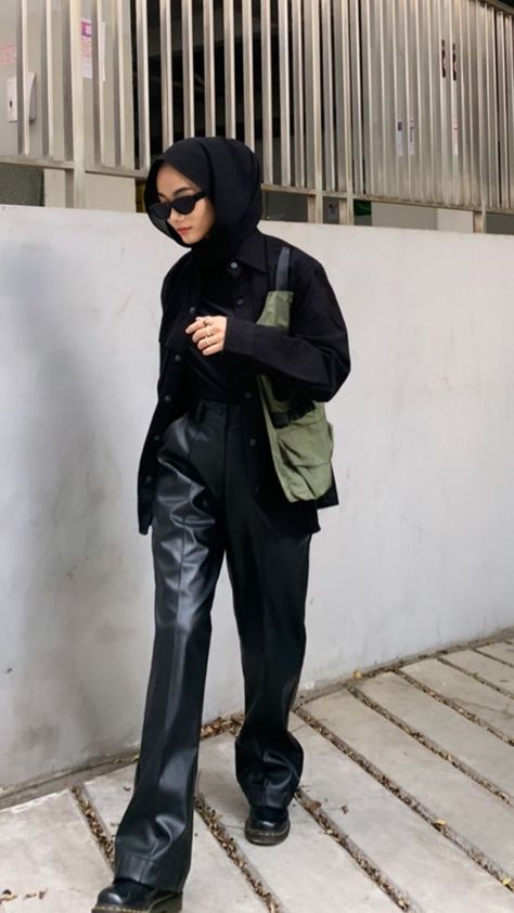 Black Hijab, Modest Casual Outfits, Jacket Outfit Women, Hijab Fashionista, Muslim Outfits Casual, Muslim Fashion Hijab Outfits, Hijabi Fashion Casual, Casual Hijab Outfit, Wallpaper Cute