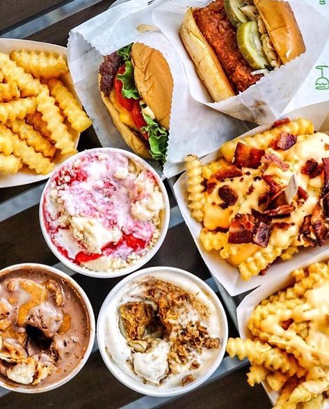 Vegan Fast Food Options, Burgers And Fries, Vegan Fast Food, Shake Shack, Burger And Fries, Food Goals, Food Obsession, Pretty Food, Food Cravings