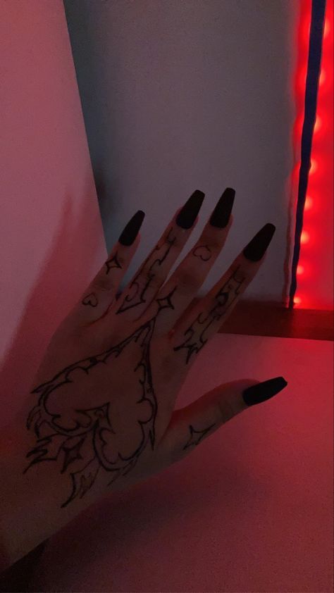 Hand Tattoos Easy To Draw, Grunge Heart Tattoo, Henna Aesthetic, Cool Henna, Hand Bones, Henna Doodle, Cool Henna Designs, Grunge Heart, Cute Henna Tattoos